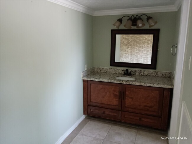 Building Photo - 2722 Lower Valley Dr