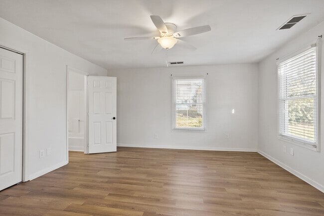 Building Photo - Three Bedroom Retreat in Greer, SC