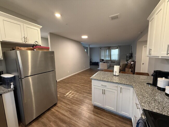 Building Photo - Prime Location Giant four-bed two-bath off Greenway in Longfellow!