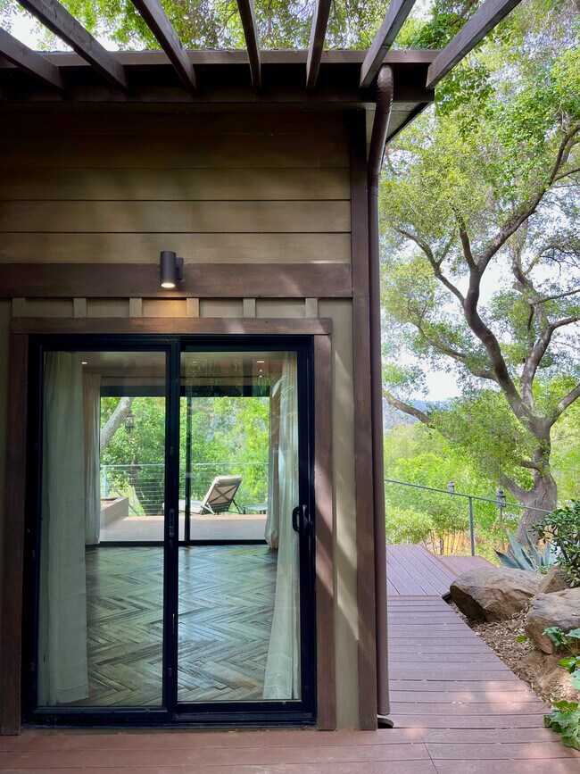 Building Photo - 21273 Entrada Rd