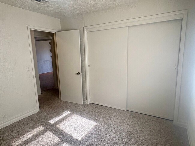 Building Photo - Three bedroom home in NW OKC