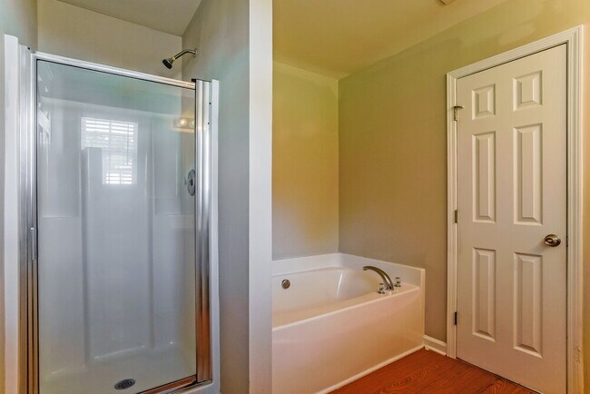 Building Photo - 4001 Laurel Glen Dr