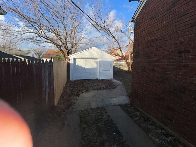 Building Photo - Charming 3 Bedroom Bungalow