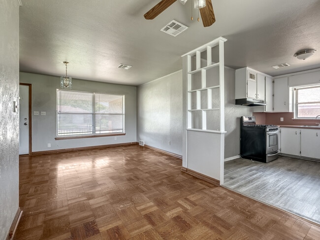 Building Photo - 1221 NE 44th St