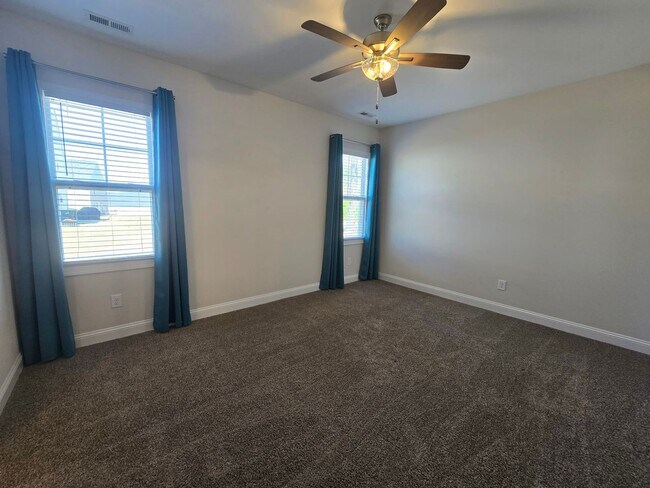 Building Photo - 4 Bedroom, 2 Bath Ranch Available for Rent Now!