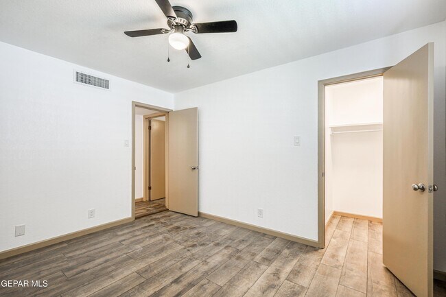 Building Photo - 4945 Vista Grande Cir