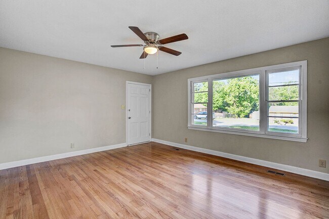 Building Photo - AVAILABLE NOW!! 4 bedroom Brick Ranch Style Home