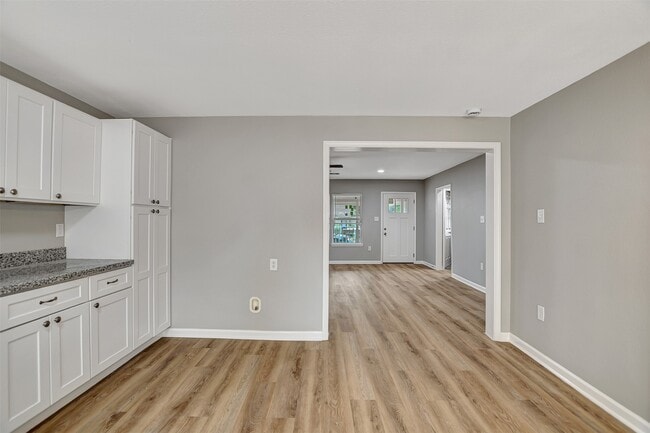Building Photo - 908 Thomas Ave