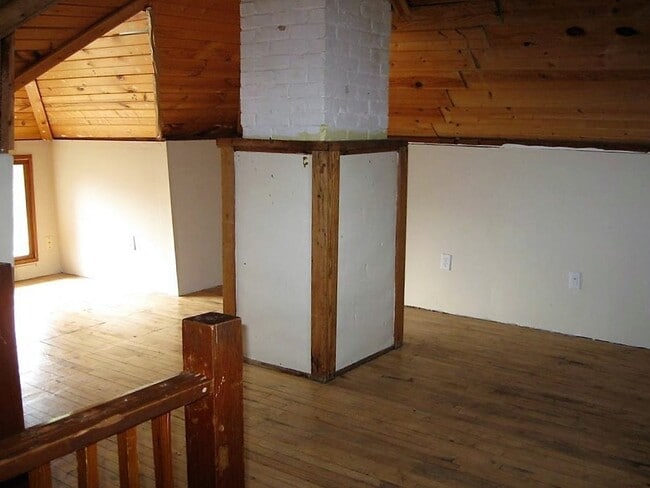 Building Photo - AVAILABLE JUNE - 6 Bed, 2 Bath Home Close to Campus!