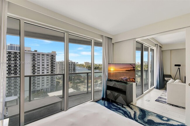 Building Photo - 3101 Bayshore Dr