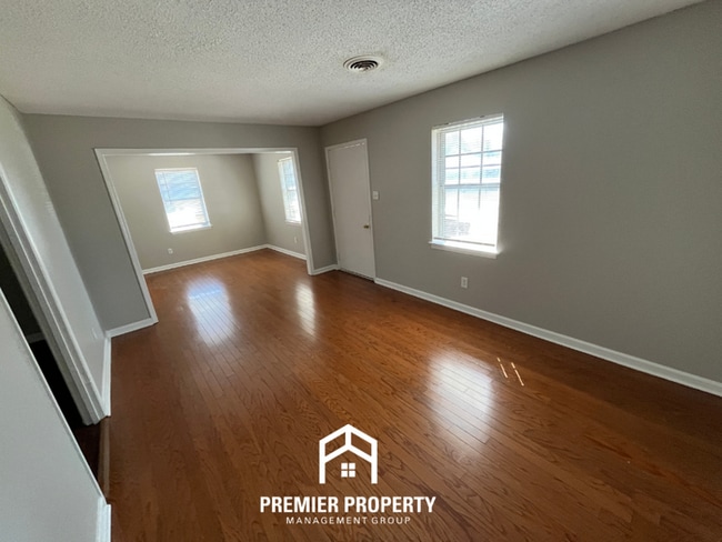 Building Photo - Charming 3BR Home in 38118 | Hardwood Floors & Spacious Fenced Backyard