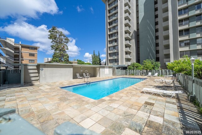 Building Photo - $2400 / 2 BD, 1 BA, 1 parking Condo in Hon...