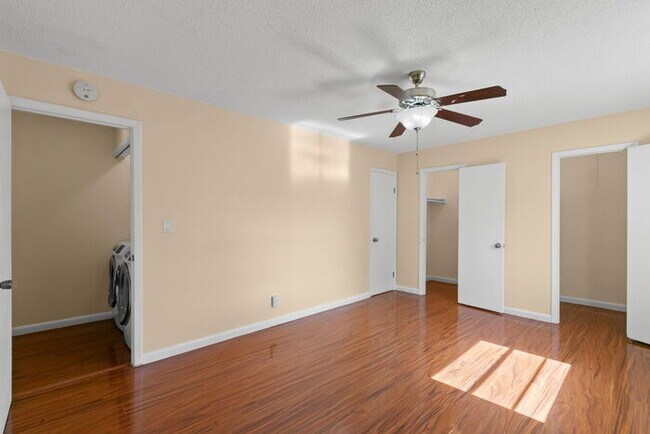 Building Photo - Town Home For Rent in Town 'n' Country!