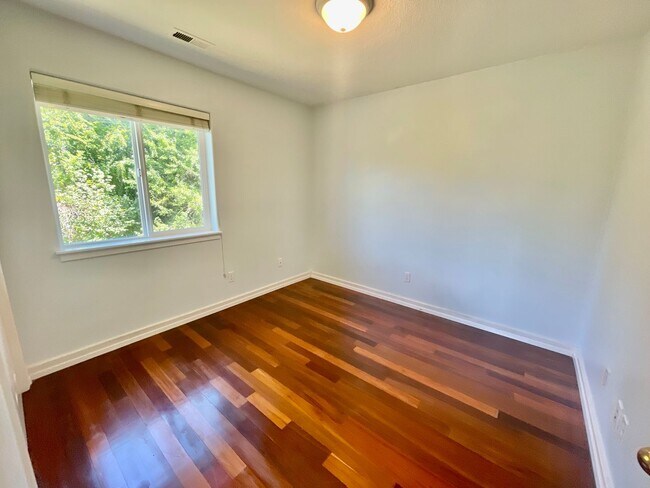 Building Photo - Stylish Bull Mountain Home – 3 Bed, 2.5 Ba...