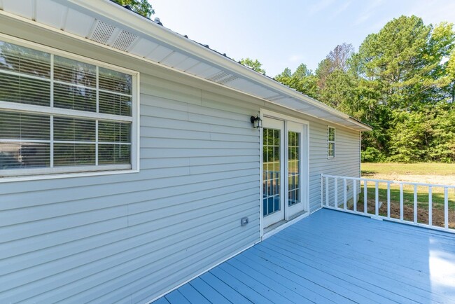 Building Photo - Stylish, Spacious & Updated! Don’t Miss Th...