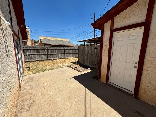 Building Photo - 2 bed 2 bath townhome