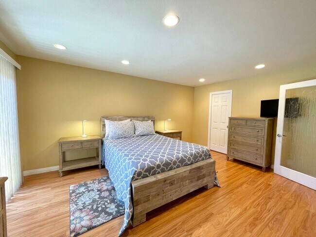 Building Photo - 3 Bedroom + 2 Bathroom Home | Hollywood Beach | Oxnard | Fully Furnished
