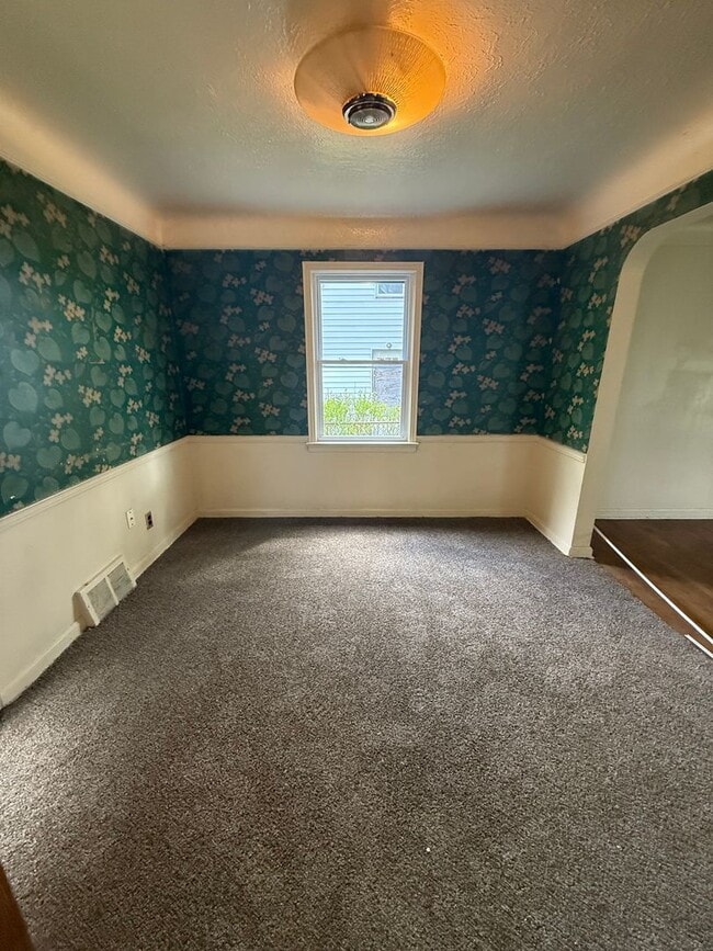 Building Photo - 3bd Single VOUCHERS ONLY!