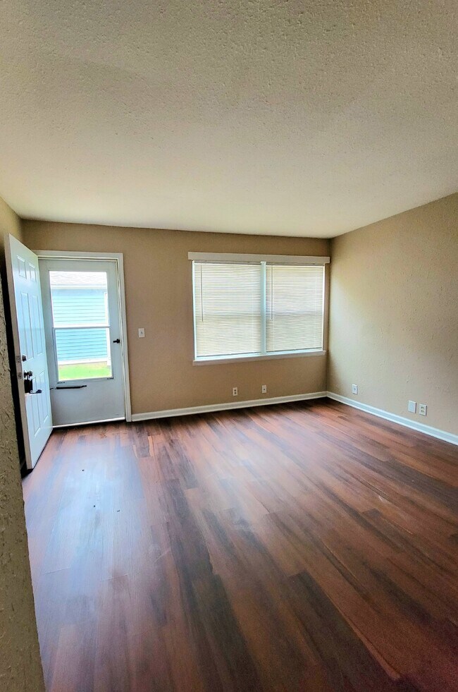 Building Photo - Section 8 Approved! 1 bedroom 1 bathroom w...