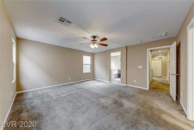 Building Photo - Northwest 4 bedroom!