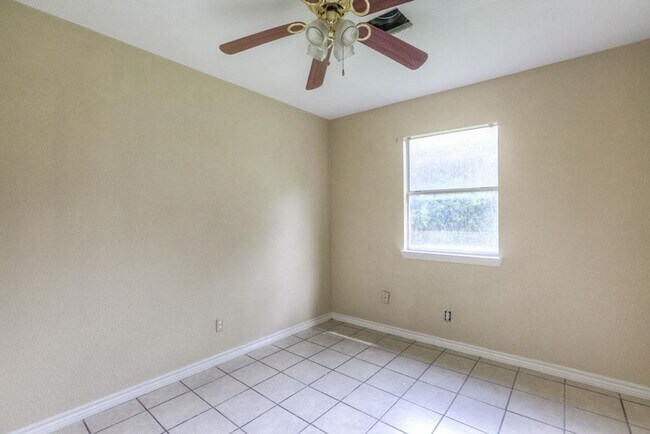 Building Photo - 9421 Sierra Dr