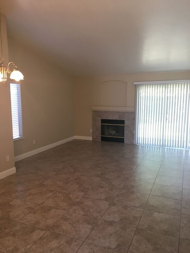 Building Photo - 3+2 NW Hageman & Jewetta Area $2200+ $2200 Deposit