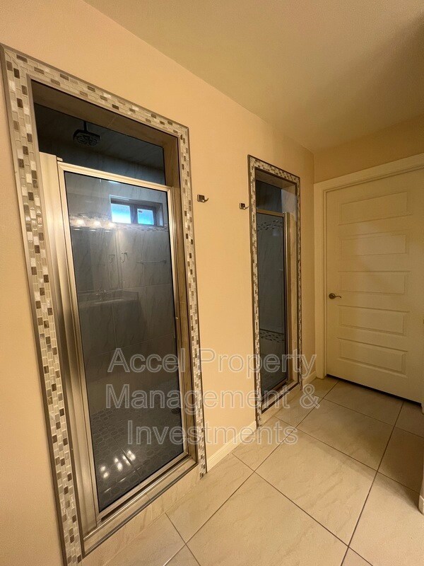 Building Photo - 711 N Abbott Ave