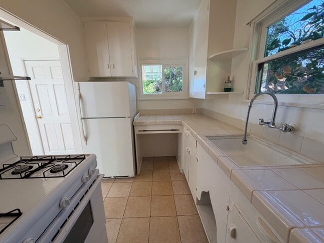 Building Photo - 251ivy