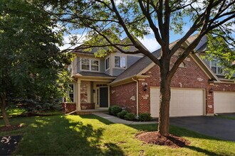 Building Photo - Spacious 3-Bedroom Townhouse with Main-Flo...