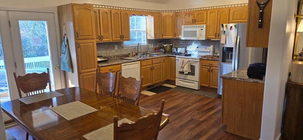 Kitchen - 1145 Ashley Ln