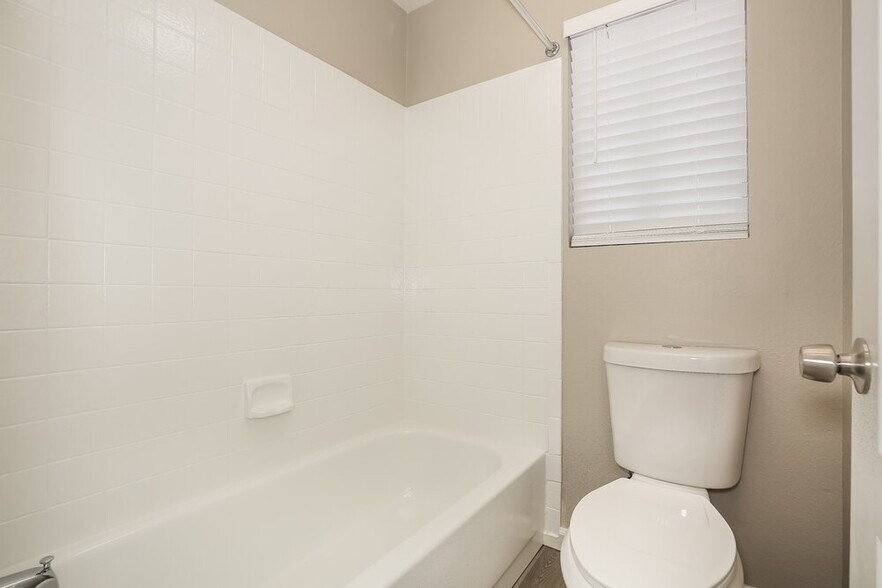 Building Photo - 1832 Fan Fare Dr