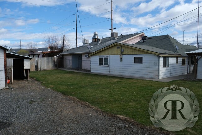 Building Photo - 2 Bedroom Home Across from the Yakima Coun...