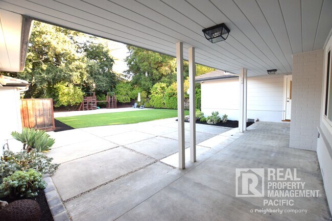Building Photo - 3-Bedroom Retreat with Expansive Backyard ...