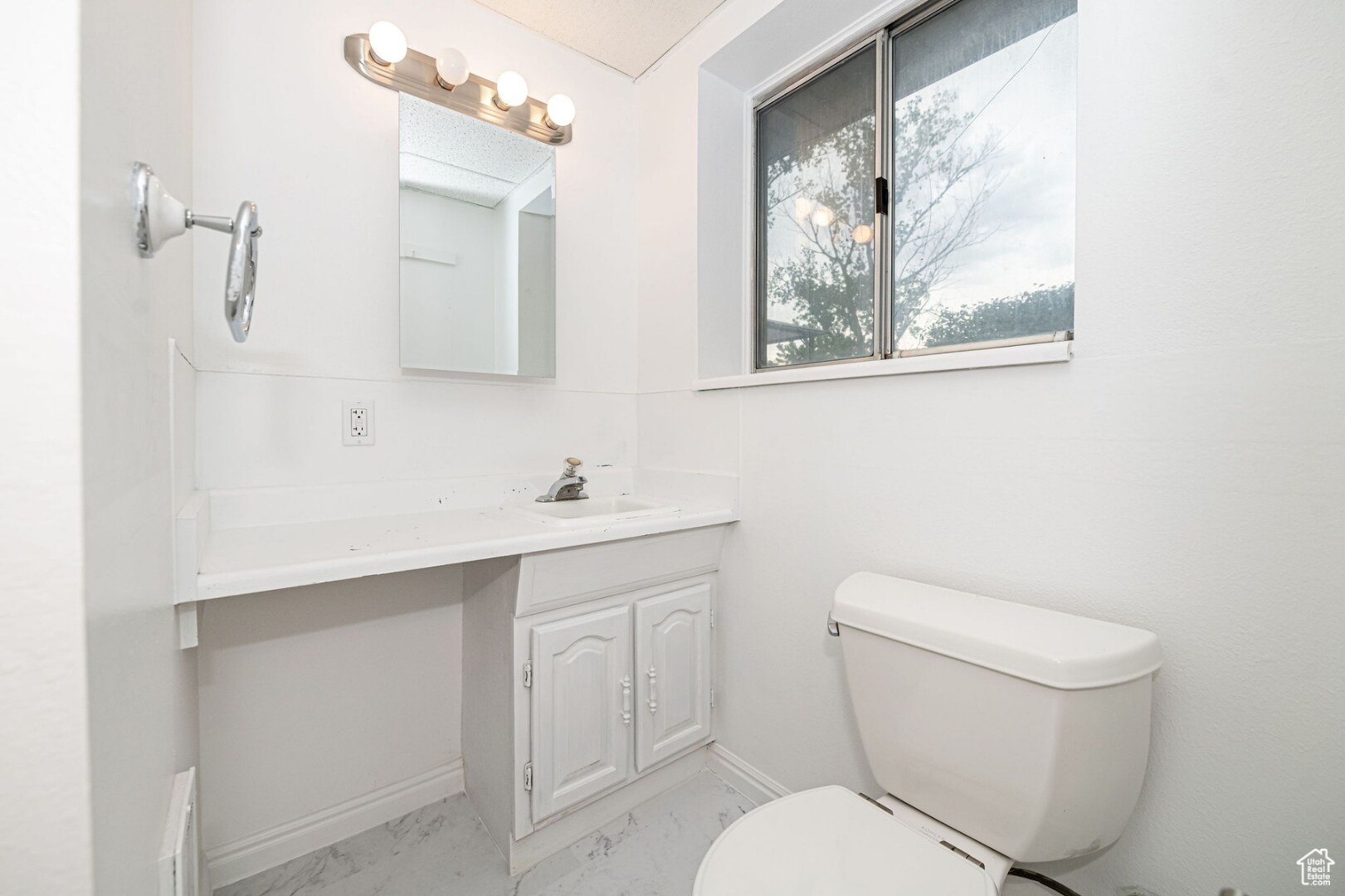 Building Photo - 6329 S Fairwind Dr