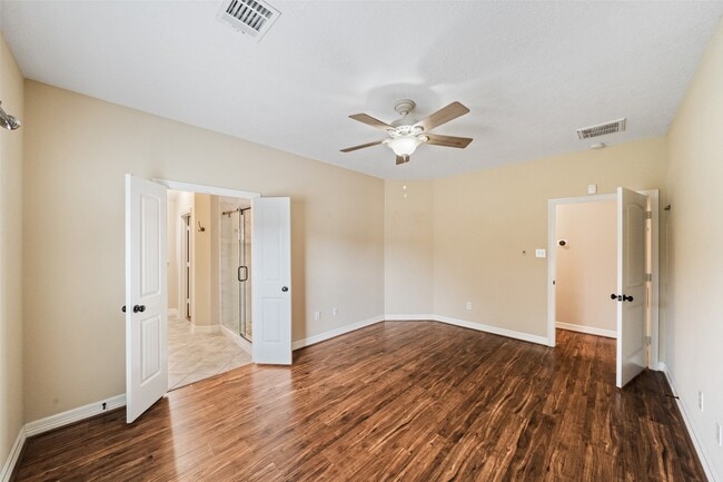 Building Photo - 12731 Pine Woods St