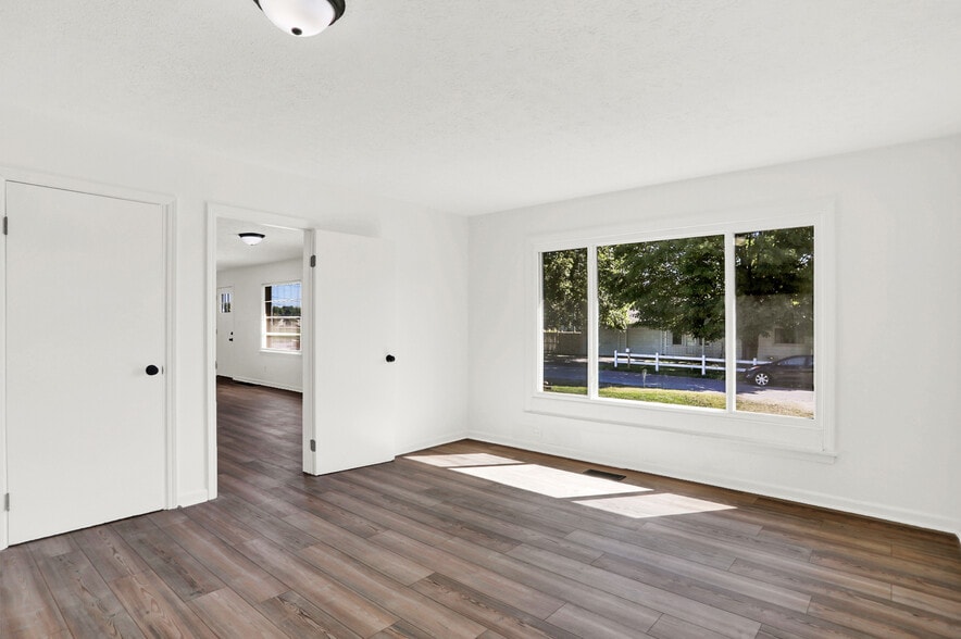 Master bedroom - 898 Glendale Dr