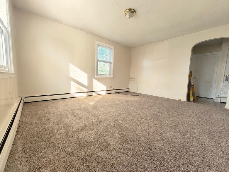 Living room - 1602 E McPherson St