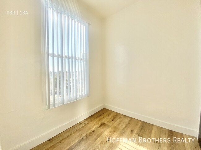 Building Photo - 976 S Gramercy Pl