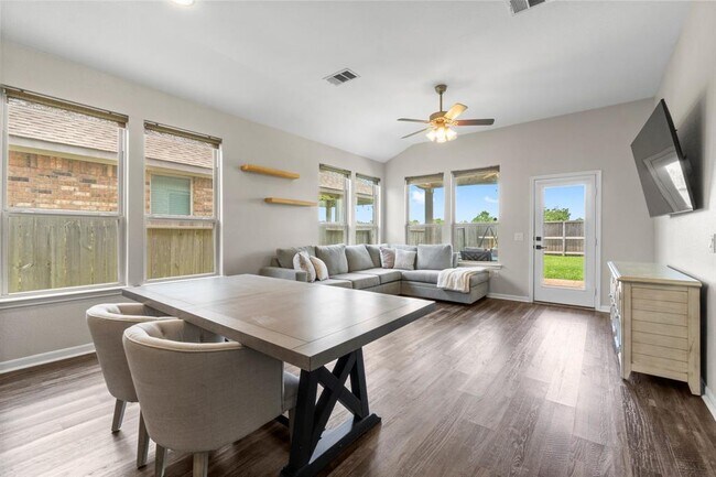 Building Photo - 24502 Royal Pike Dr