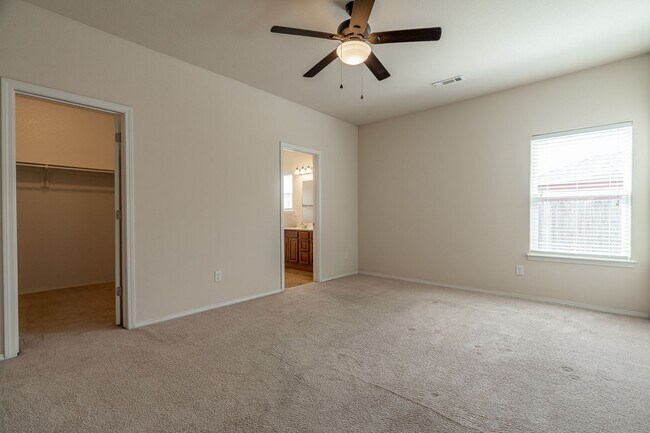 Building Photo - 3 Bedroom 2 Bath West Fay Home w/HUGE Backyard!