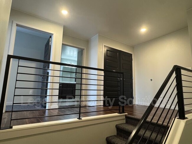 Building Photo - 208 E Greenfield Ln