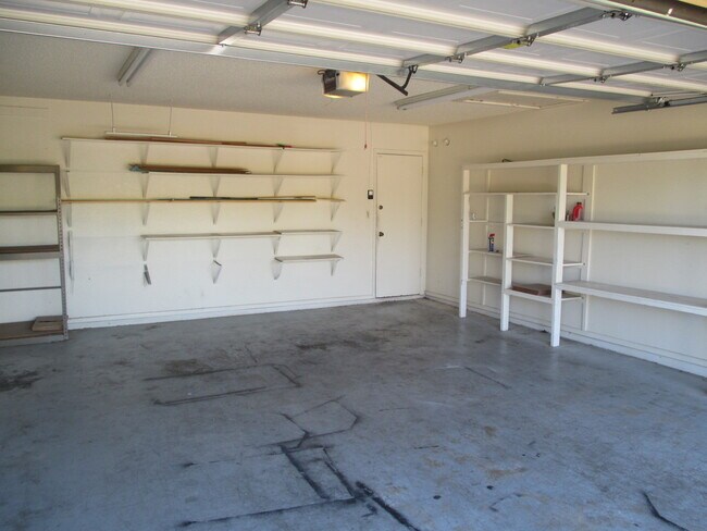 Building Photo - Tempe 4 Bed 2 Bath Includes Pool & Landscaping - Great Location