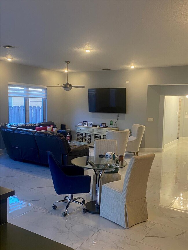 Building Photo - 14046 S Cypress Cove Cir