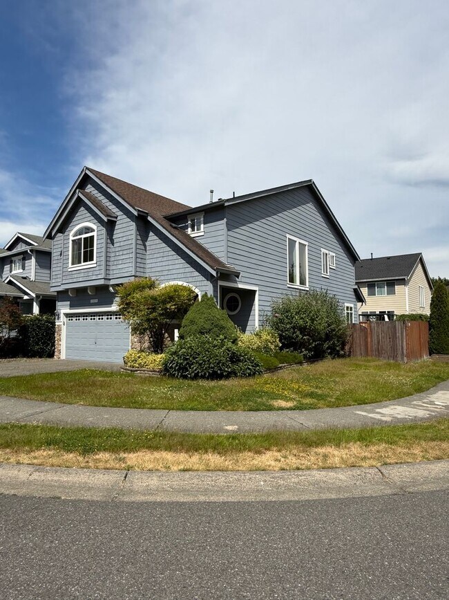 Building Photo - For Rent – Bright & Spacious Home with Bonus Room