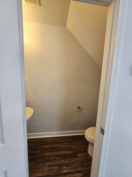 Building Photo - 527 Walter St