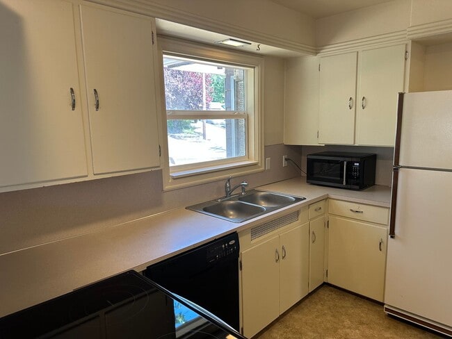 Building Photo - Large 4 bedroom 2 bath house in a great ne...