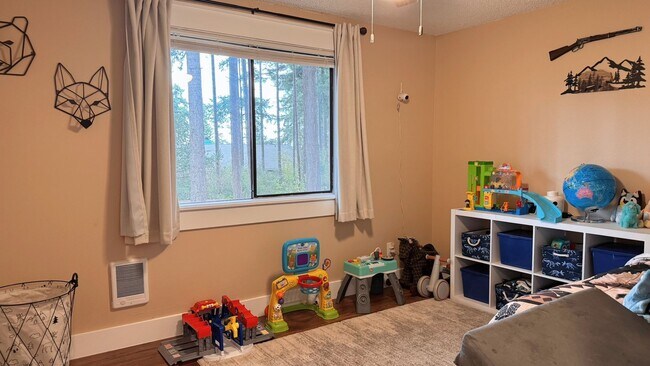 Building Photo - Fantastic Home Close to Schools, Shopping ...