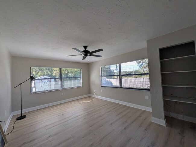 Building Photo - Gorgeous 3/2/2 Home, Great Location