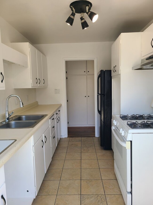 Building Photo - Spacious Ocean Beach 2 bed 1 bath just a few steps from Colliers Park.