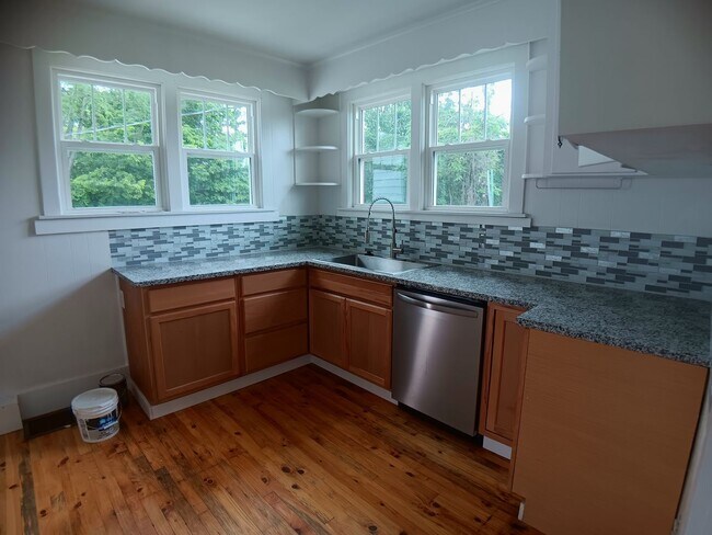 Building Photo - Radford, 3BR / 1BA, Available 8/14